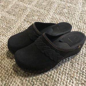 Harmony Line black wooden clogs
